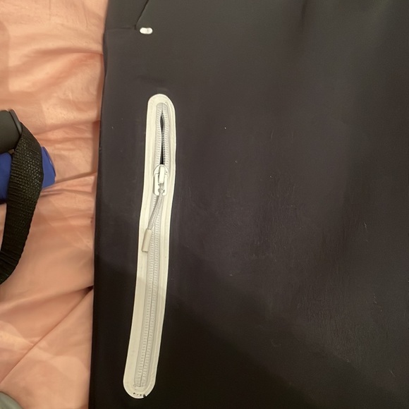 Nike joggers with extra side pocket - Picture 2 of 4